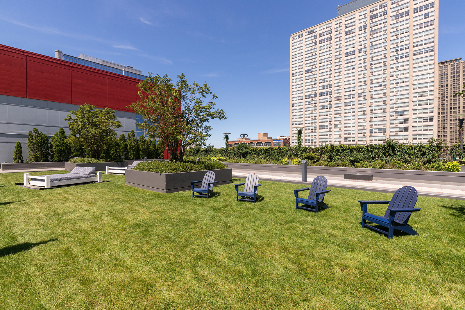 arrive-lex-luxury-apartment-homes-for-rent-chicago-il-60616-sundeck-seating